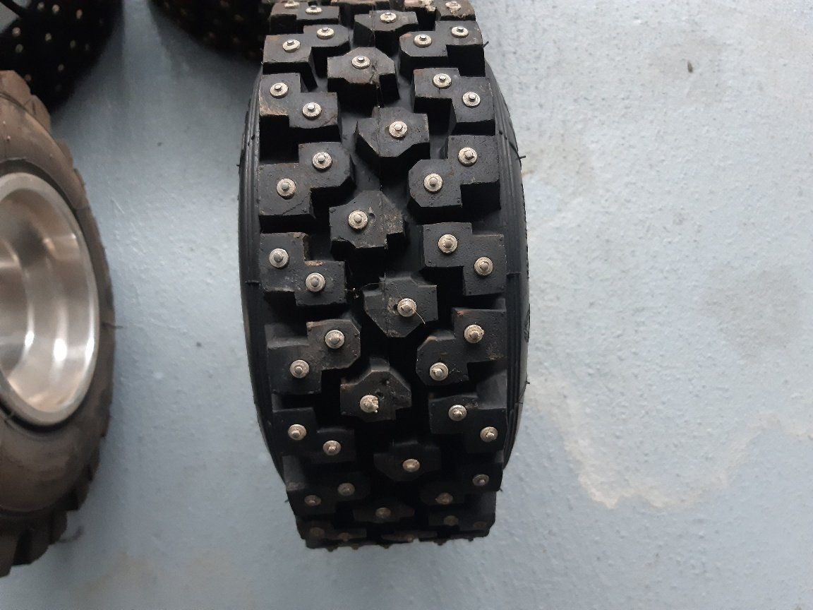 Karts: Kartreifen/Pneu mit Spikes – Gebraucht aus ufhusen von cb01 1