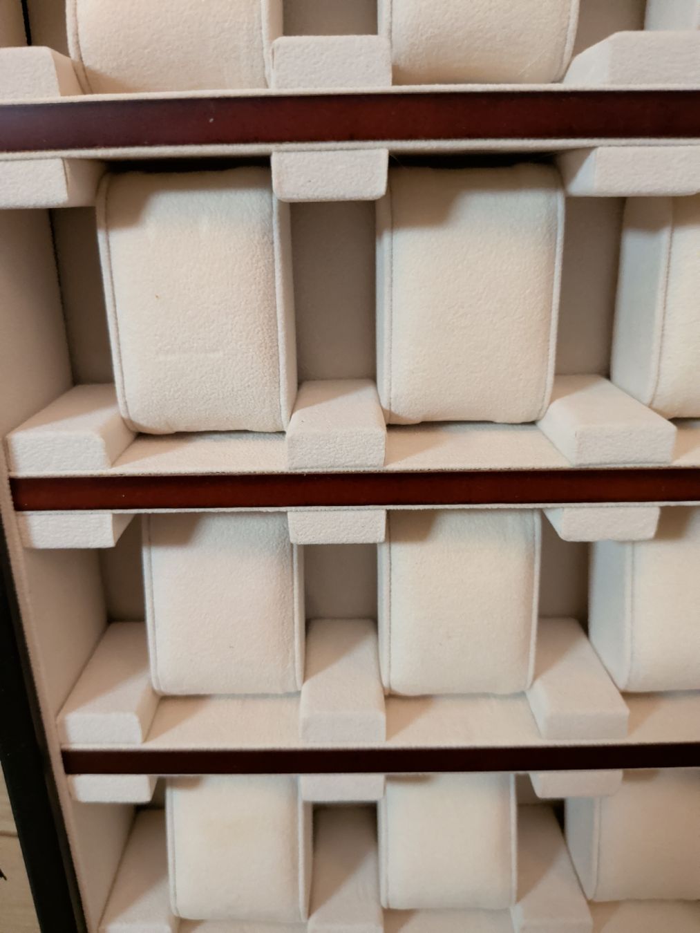 Vetrine: 30er Uhrenbox Vitrine Holz abschliessbar – Usato da Dietfurt venduto da Subforce1853 4