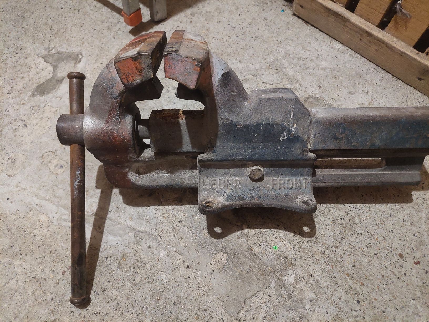 Tutti gli attrezzi: etau Heuer-Front 55cm longueur – Usato da La Chaux-de-Fonds venduto da Ric_m628 2