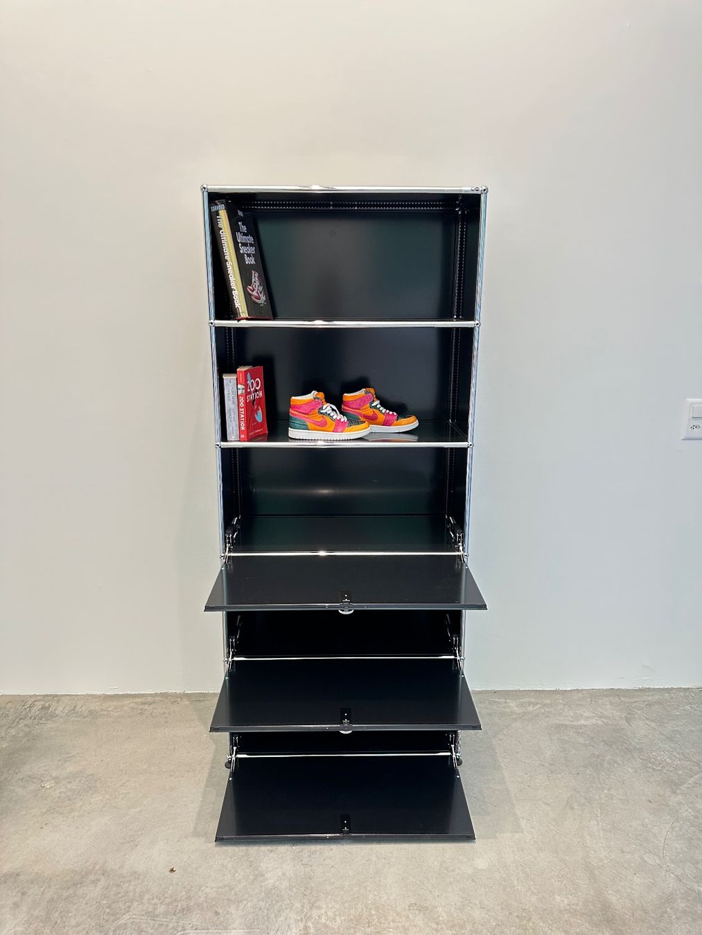 USM Regale: USM Highboard 1x5 grafitschwarz, Top Zustand – Gebraucht aus Grenchen von Design-Outlet 5