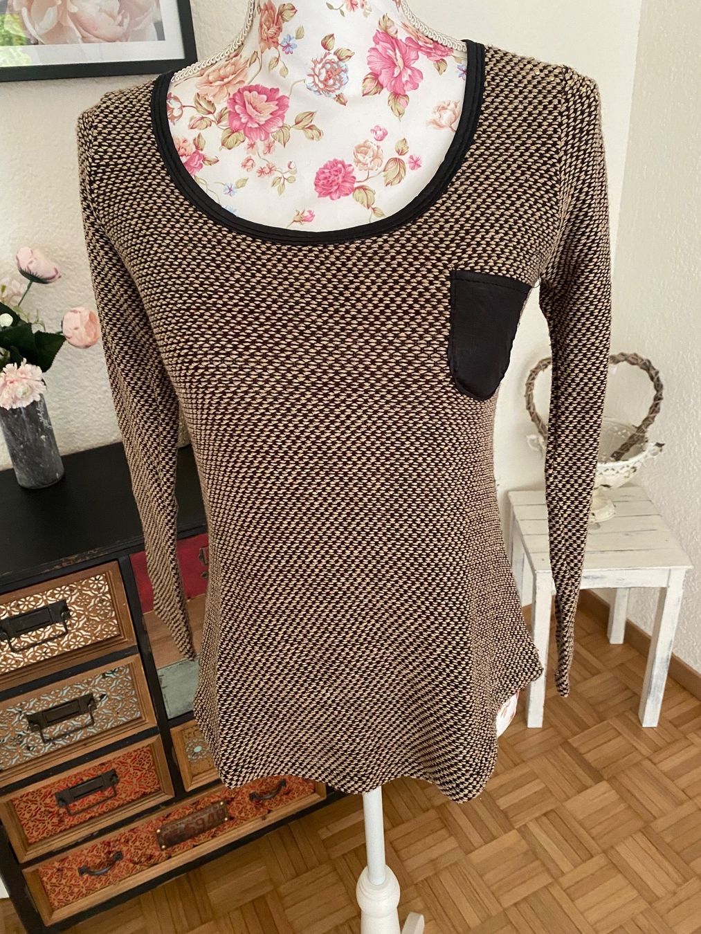 Maglioni & Felpe: Pullover super weich Grösse S beige schwarz – Usato da Schönenberg ZH venduto da Pfupfli1