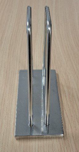 Ladenausstattungen & Messebau: Metall Kartenhalter – Gebraucht aus Steg im Tösstal von Baumerfladen 1