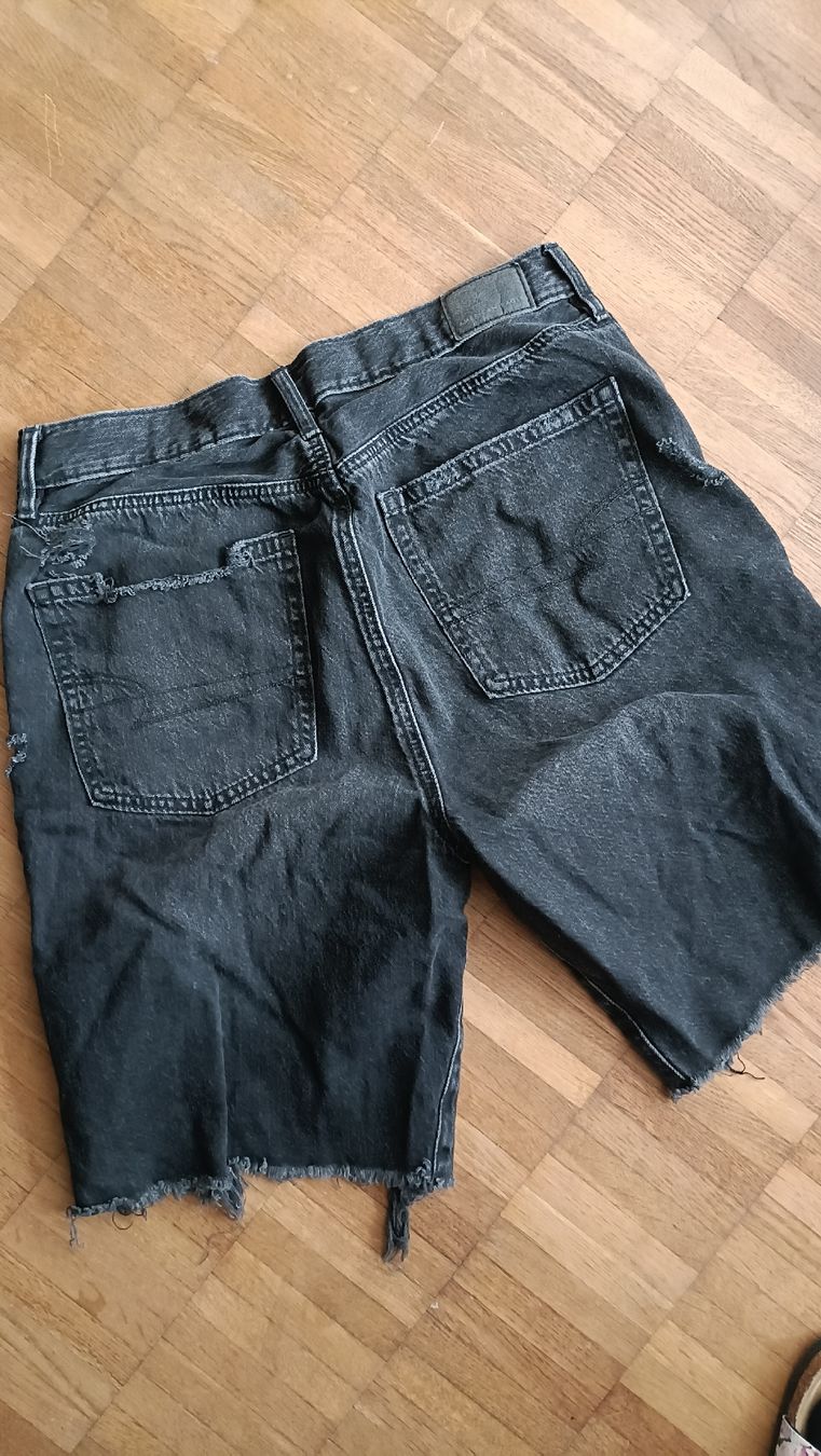 American Eagle Jeans: American Eagle Destroyed Jeans Shorts, Schwarz, Gr. 8 – Usato da Näfels venduto da CH.Kchlineknopf 1