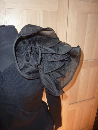 haut noir avec volants sophistiqué taille M pour femme