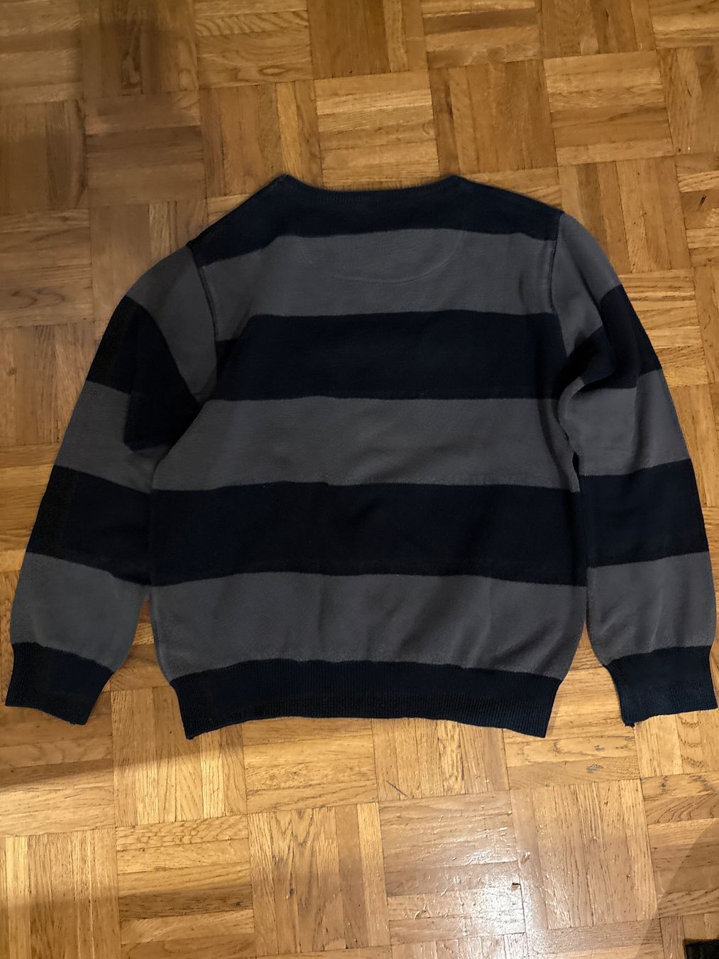 Pullover & Sweatshirts: Pull chaud rayé noir/gris, parfait pour l'automne! – Gebraucht aus Genève von captus 1