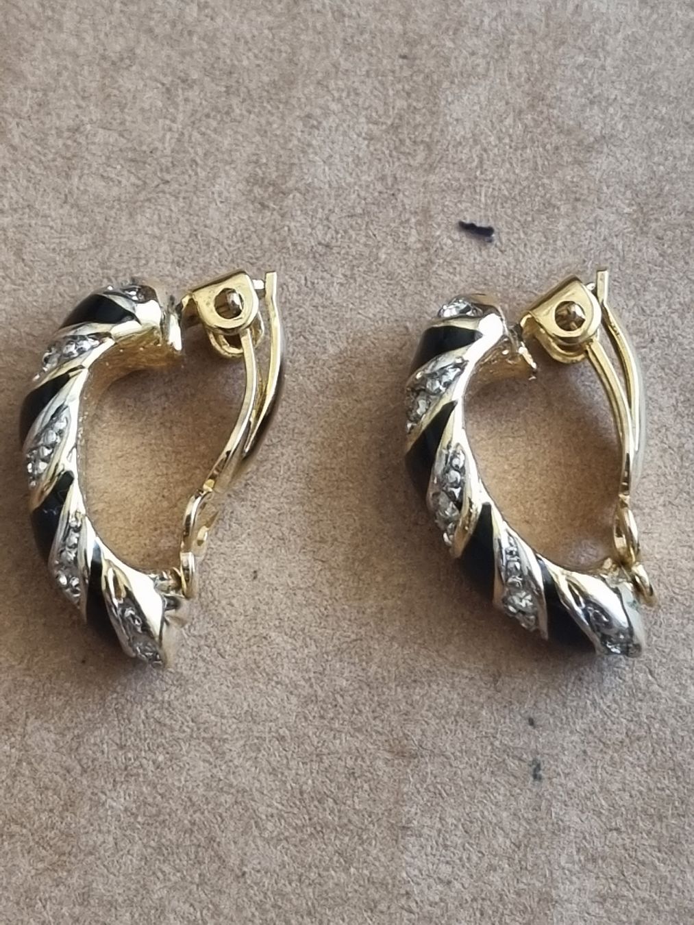 Ohrringe & -stecker: Elegante Ohrclips, schwarz/goldfarben  – Gebraucht aus Schaffhausen von Leveron13 1