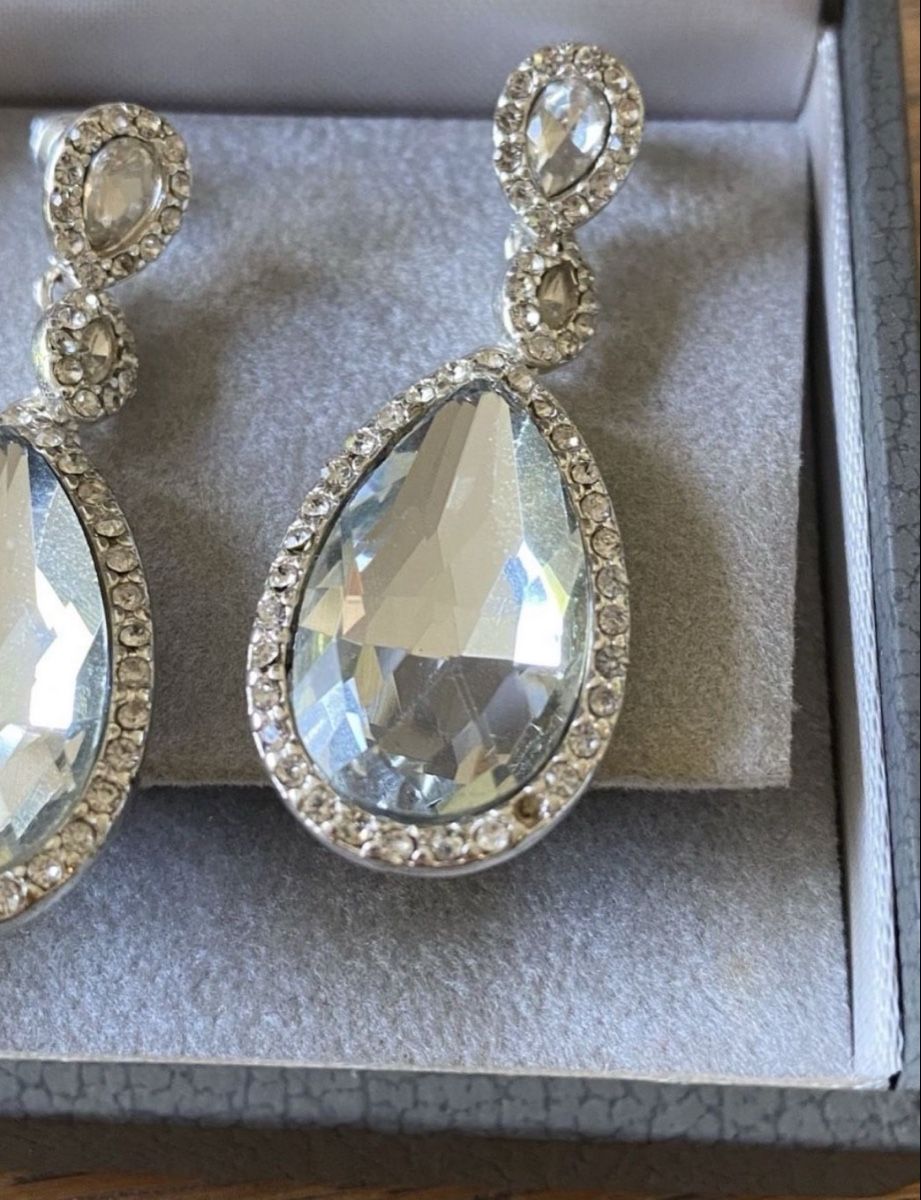 Orecchini pendenti & Orecchini a lobo: ELEGANT SILVER TEARDROP CRYSTAL EARRINGS – Usato da Genève venduto da toandfrom 1