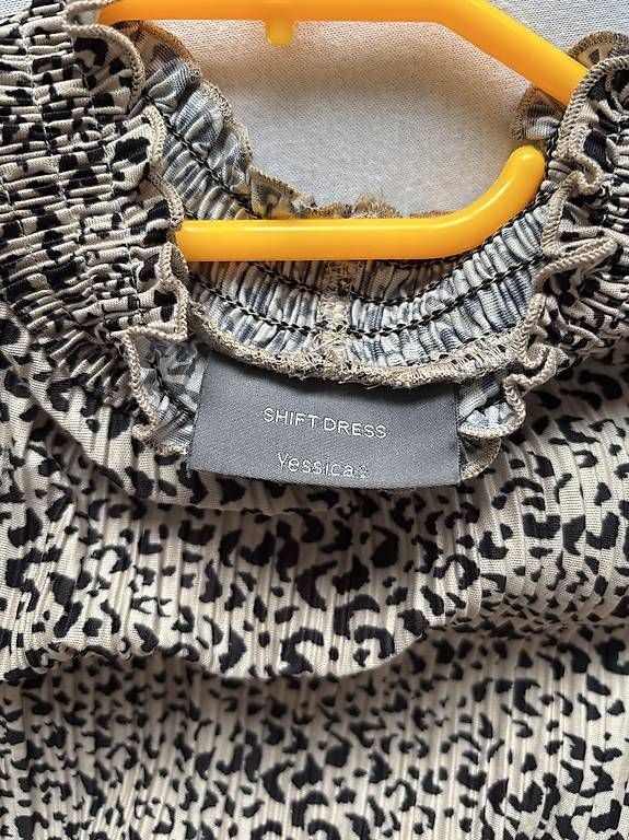 Robes: Kleid mit Leo-Muster – D'occasion à Chur par gio_6rlp 2