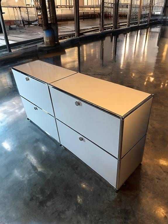 USM Cassettiere: USM Haller Sideboard lichtgrau mit 4 Klappen – Usato da Schalunen venduto da Schwende2