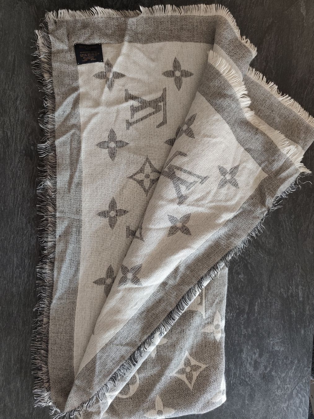 Louis Vuitton Foulards & écharpes: Louis Vuitton Chale cashemire – D'occasion à Martigny par Vintage-23 2