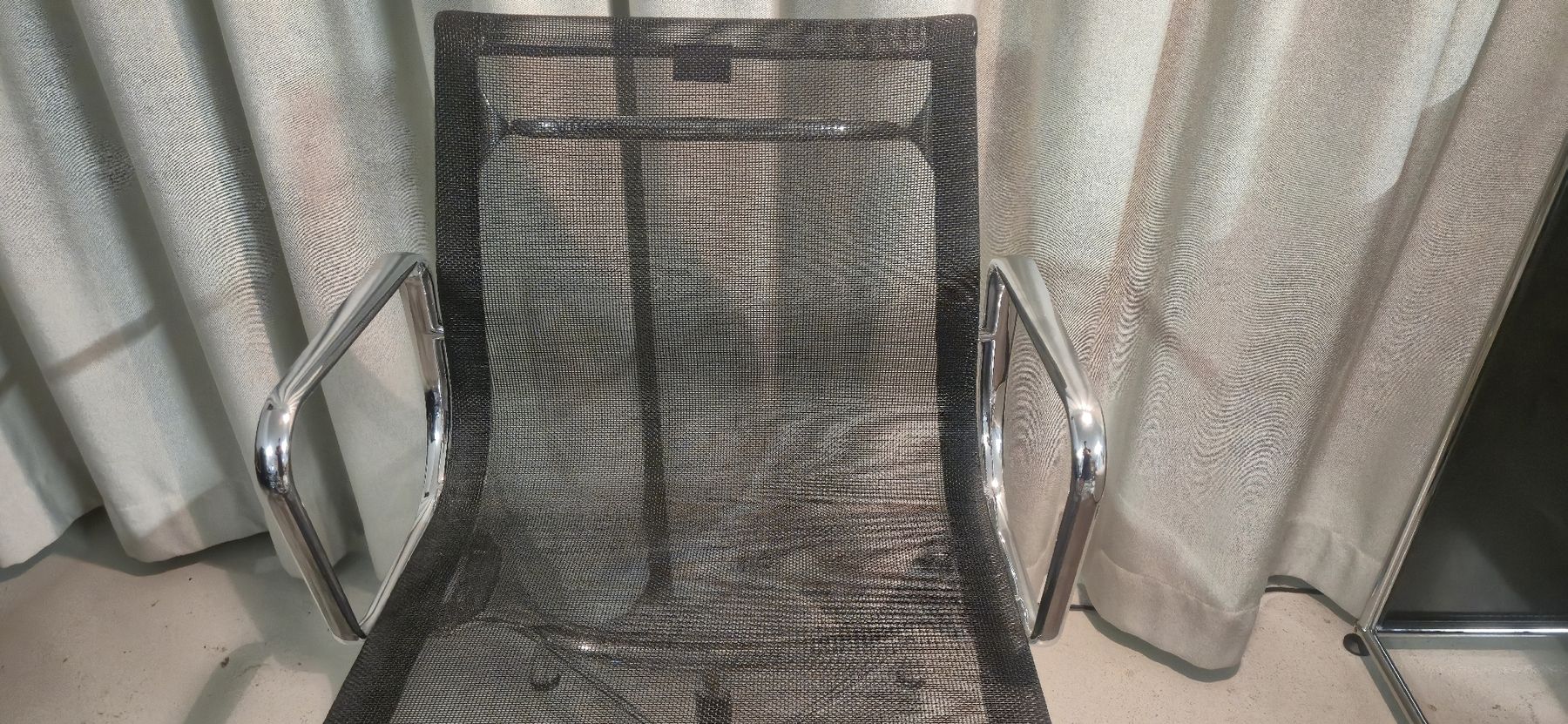 Vitra Sedie:  Vitra Aluminium Chair Eames  – Usato da Meilen venduto da COSTA_ABC 3