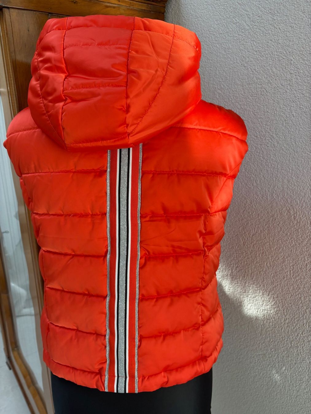 Monari Gilet & Giacche senza maniche: Gilet, orange Gr. M mit Kapuze – Nuovo (secondo la descrizione) da Glattpark (Opfikon) venduto da Pangie 1