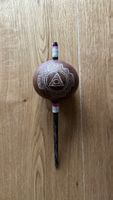 Maraca chamanique artisanale avec symbole gravé unique