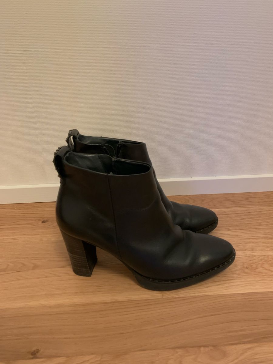 Scarpe da donna: Schwarze Damen Stiefeletten Gr. 38 Leder – Usato da St. Gallen venduto da delideja01