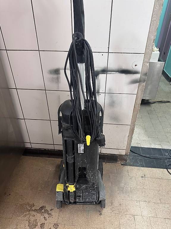 Kärcher Toutes les machines: Scheuersaugmaschine BR 30/4 C – D'occasion à Luzern par lebaraswiss 1