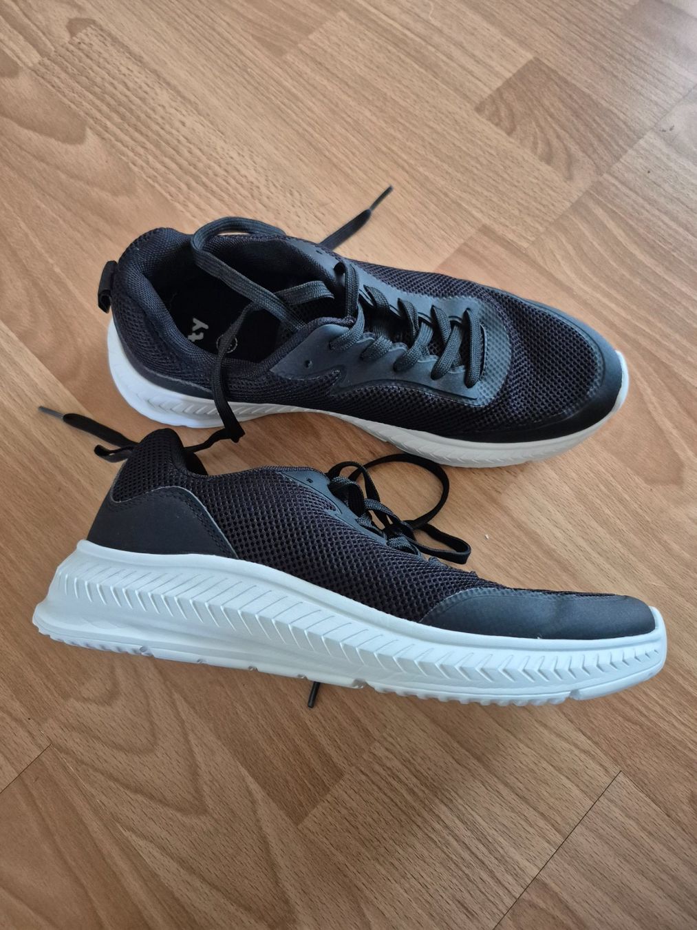 Scarpe da donna: Sneakers Gr.40 – Usato da Samstagern venduto da 79mace21 1