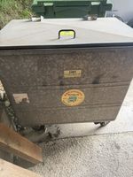Grosser verzinkter Container mit Deckel und Rollen