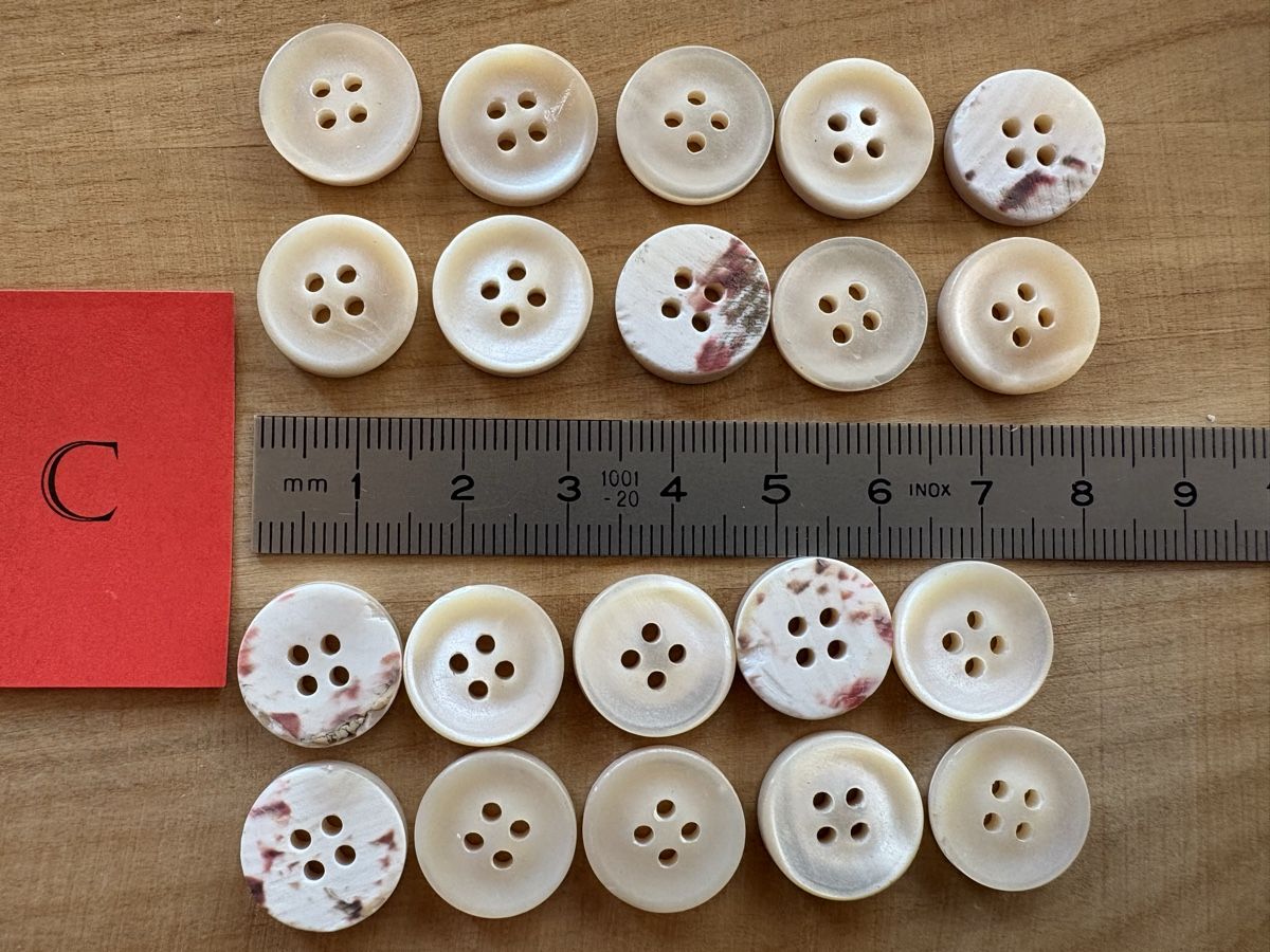Bottoni: 20 Perlmutt Knöpfe 16 mm – Nuovo (secondo la descrizione) da Rümlang venduto da resale35