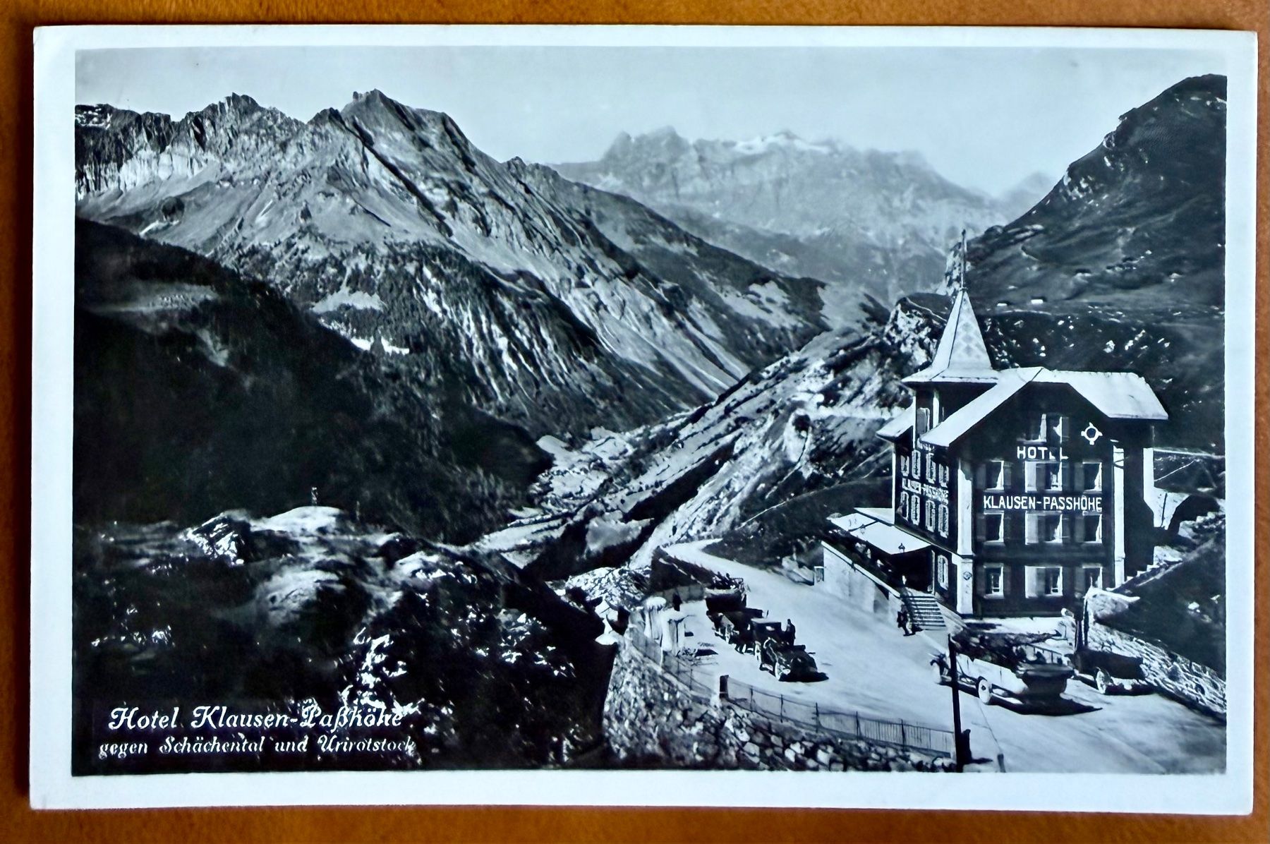 Cartoline postali: Klausen - Passhöhe. - Hotel - Car - Oltimer 1937 – Usato da Lutry venduto da Ediego