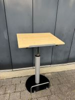 Kleines Stehpult mit massivem Sockel