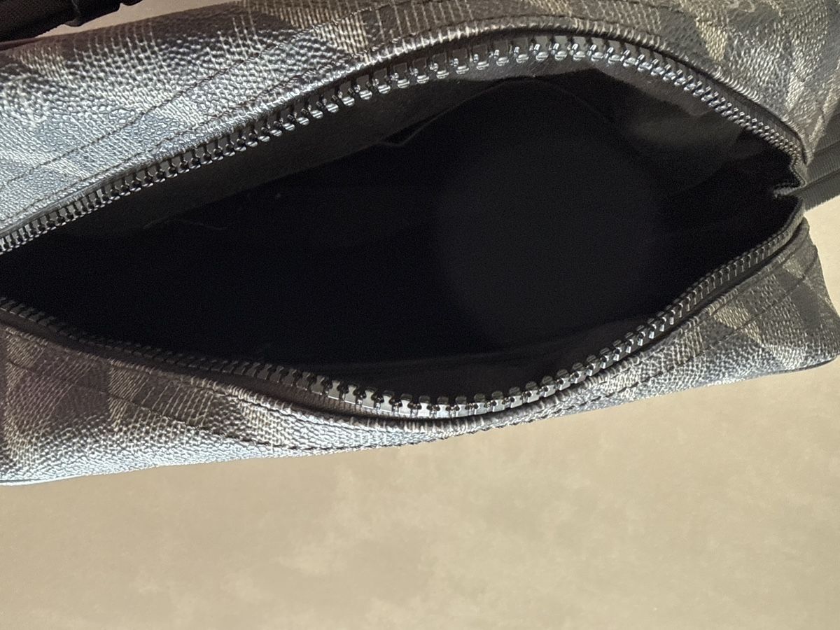 Dupont Borse: St Dupont Shoulder Bag Grey Monogram new condition – Nuovo (secondo la descrizione) da Zürich venduto da nad_s27g 4