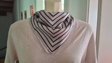 Foulard CLOSED 100% soie 60/57 cm.