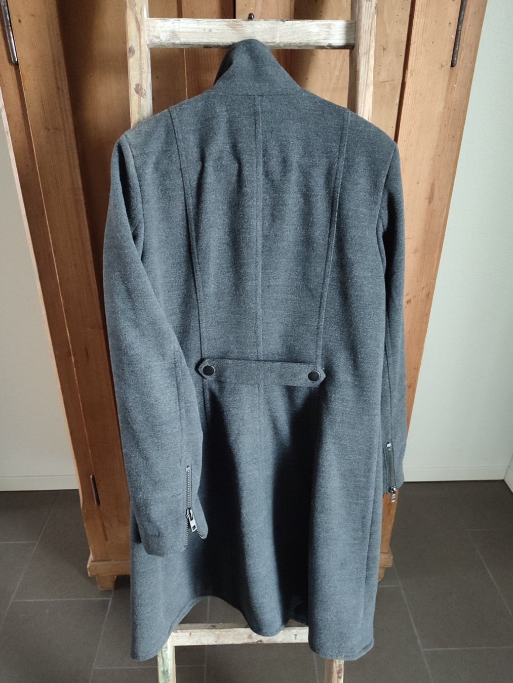 Cappotti: Grauer Parka – Usato da Dürrenäsch venduto da ShinJewel 1