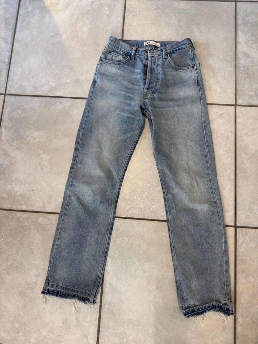 Zara Jeans: ZARA STRAIGHT-FIT-JEANS Gr. 32 – Usato da Dürnten venduto da Makro79 1