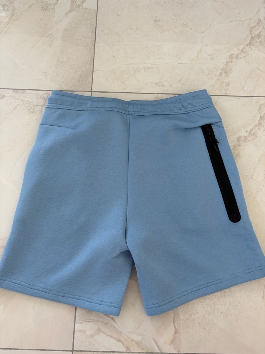 Nike Pantaloni: Nike Tech Fleece Shorts - Gebraucht – Usato da Bronschhofen venduto da elvis75. 2