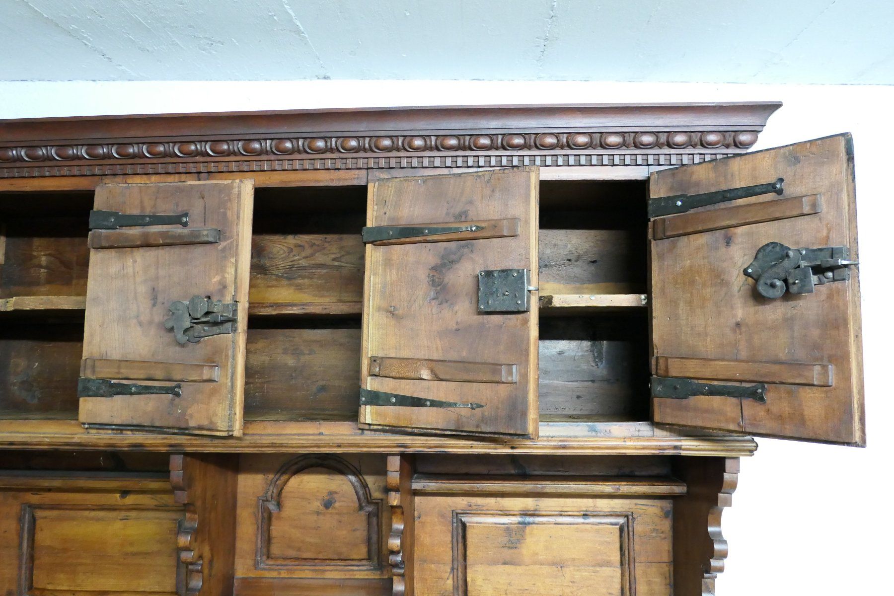 Credenze: Antikes kleines Holzbuffet 1781 Buffet Küchenbuffet – Usato da Luzern venduto da altwarenhandel 1