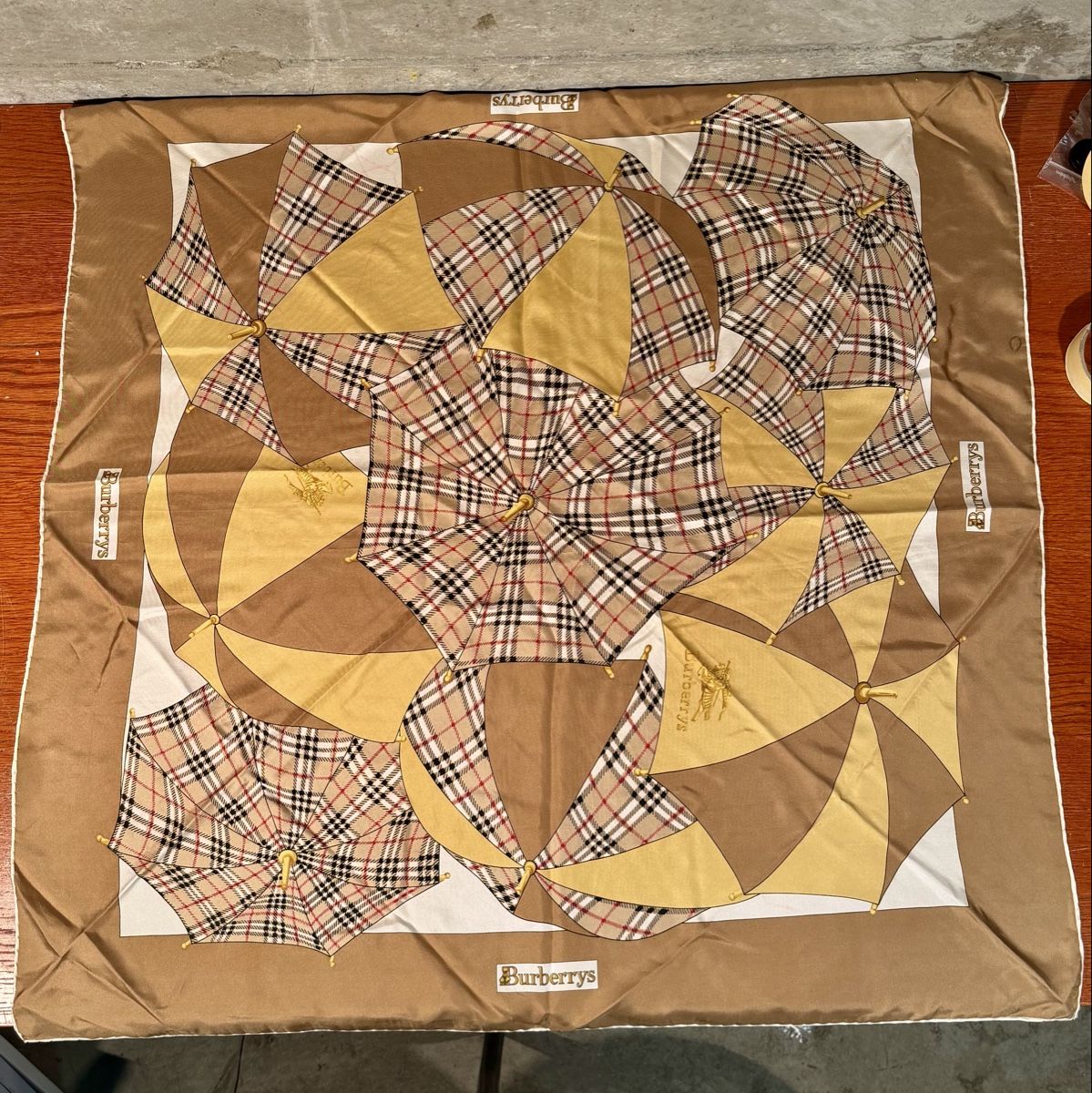 Burberry Foulard & Sciarpe: Vintage Burberrys Silk Scarf Umbrella Pattern, Classic – Usato da Lausanne venduto da artnouveau04 5