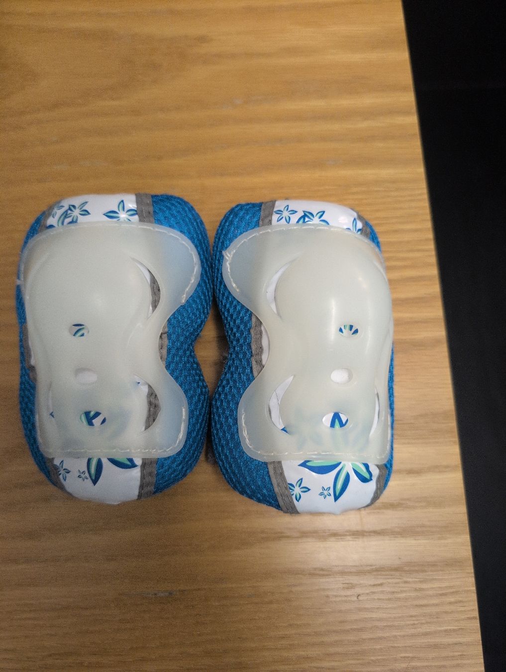 Schutz & Schoner: MICRO Protektoren-Set 6-teilig – Blau/Weiss – Gebraucht aus Wetzikon ZH von Finafets 3