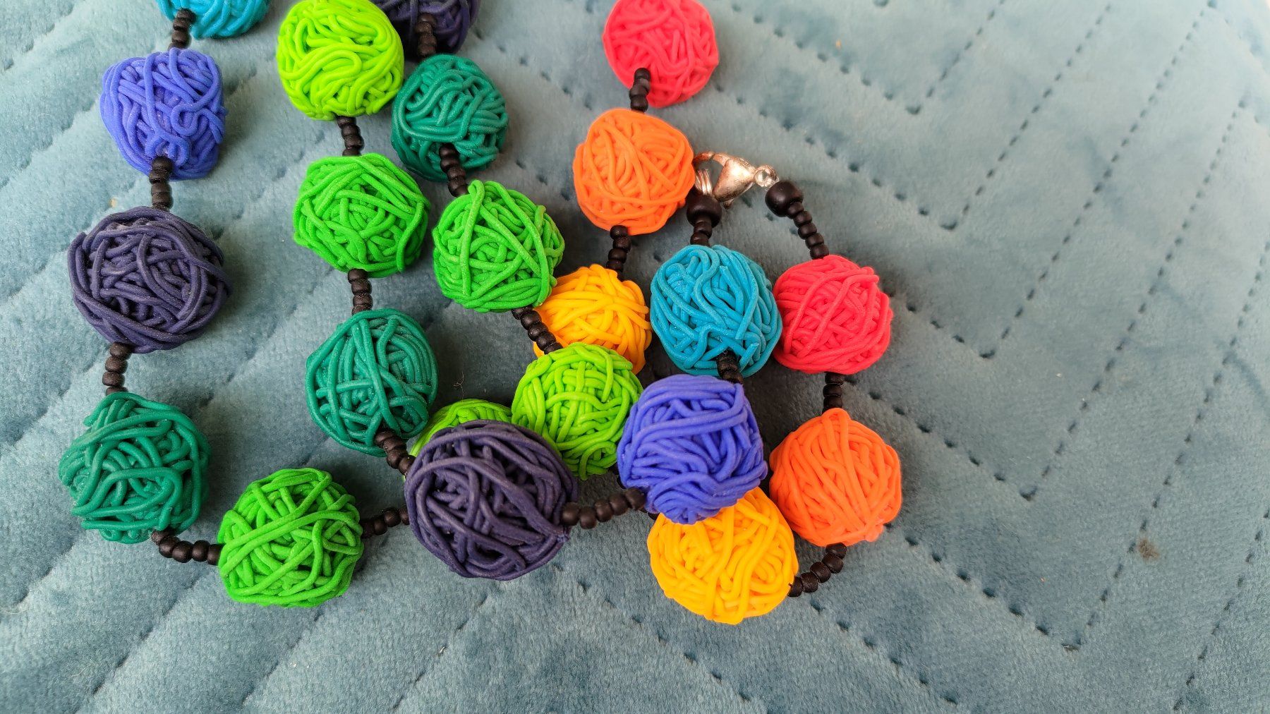 Catenine: Kette mit Fimokugeln, Regenbogenfarben – Usato da Untervaz venduto da Lyraia 5