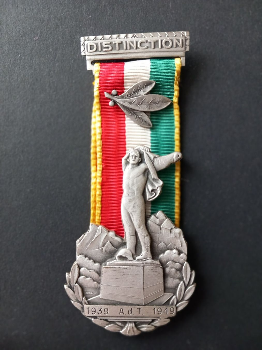 Medaglie: Auszeichnung  1939 A. d. T 1949 – Usato da Neuchâtel venduto da karlpierrino