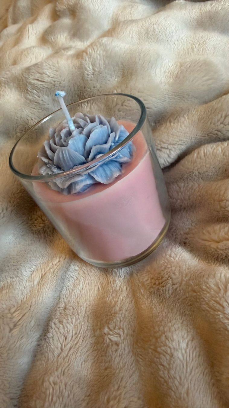 Kerzen: Duftkerze im Glas mit Blumenform hellblau rosa – Neu (gemäss Beschreibung) aus Küssnacht am Rigi von Steffen08 2