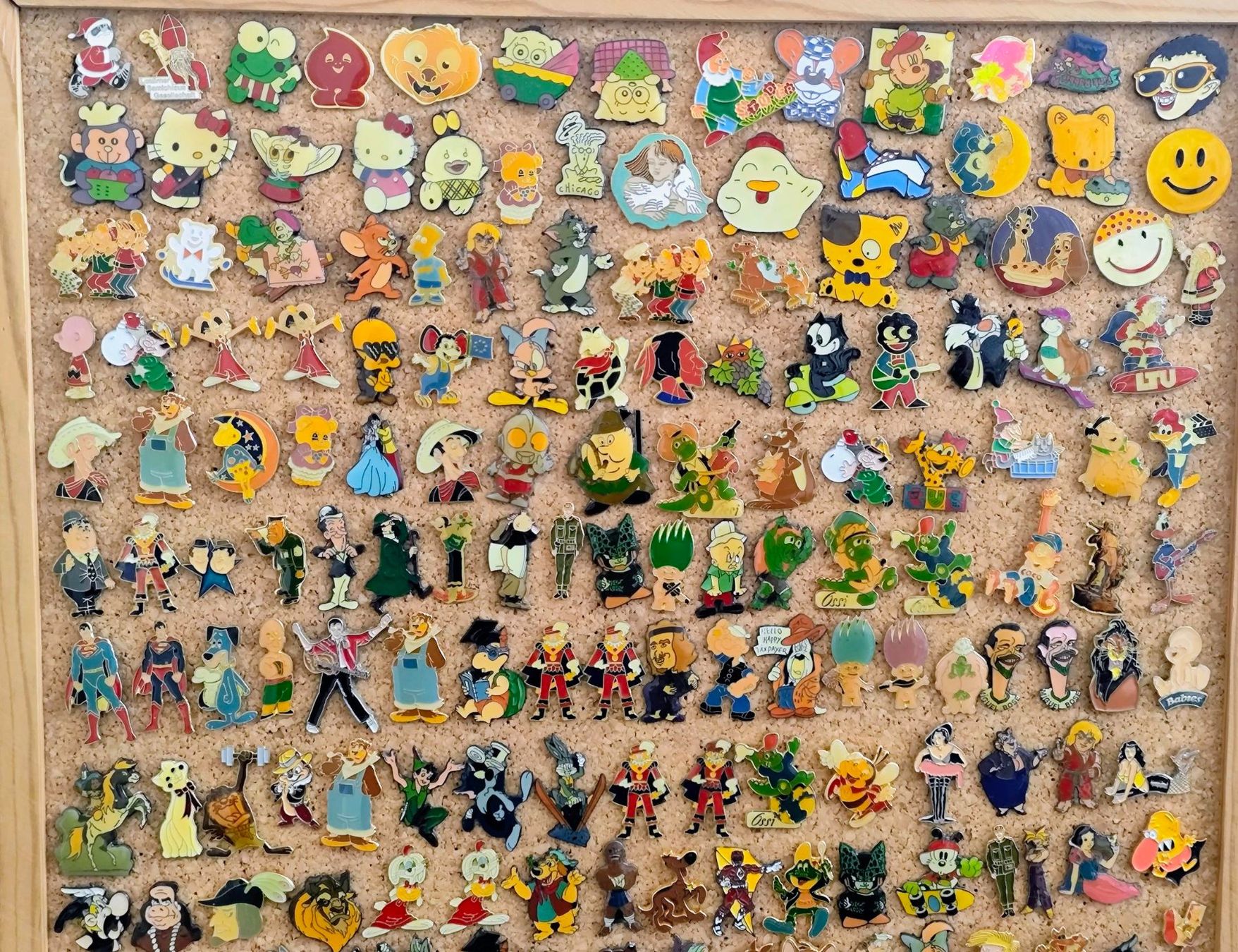 Placchette & Badge: über 250 Comics Pins mit Pinwand – Usato da Pfäffikon ZH venduto da Colacity 1