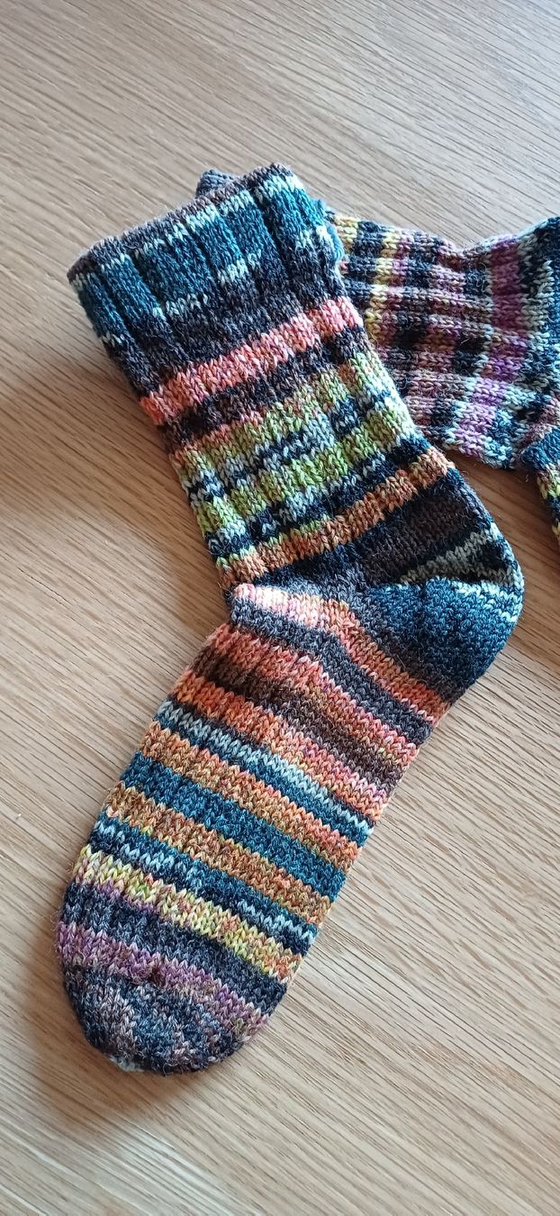 Calze per bambini: Gestrickte Socken bunt gemustert Grösse 29/30 – Nuovo e nell'imballaggio originale da Amriswil venduto da SANNamerino