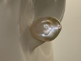Ohrstecker mit einer natürlichen Keshiperle