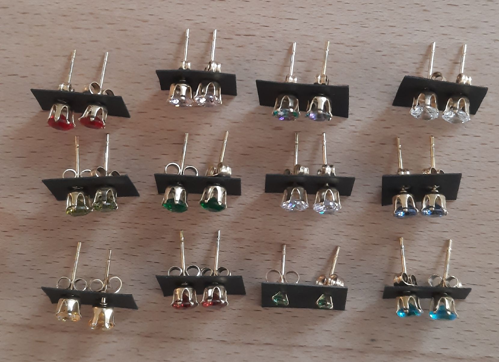 Orecchini pendenti & Orecchini a lobo: Ohrstecker mit Glassteinen 12 Paar – Nuovo (secondo la descrizione) da Uster venduto da sista-esta 1