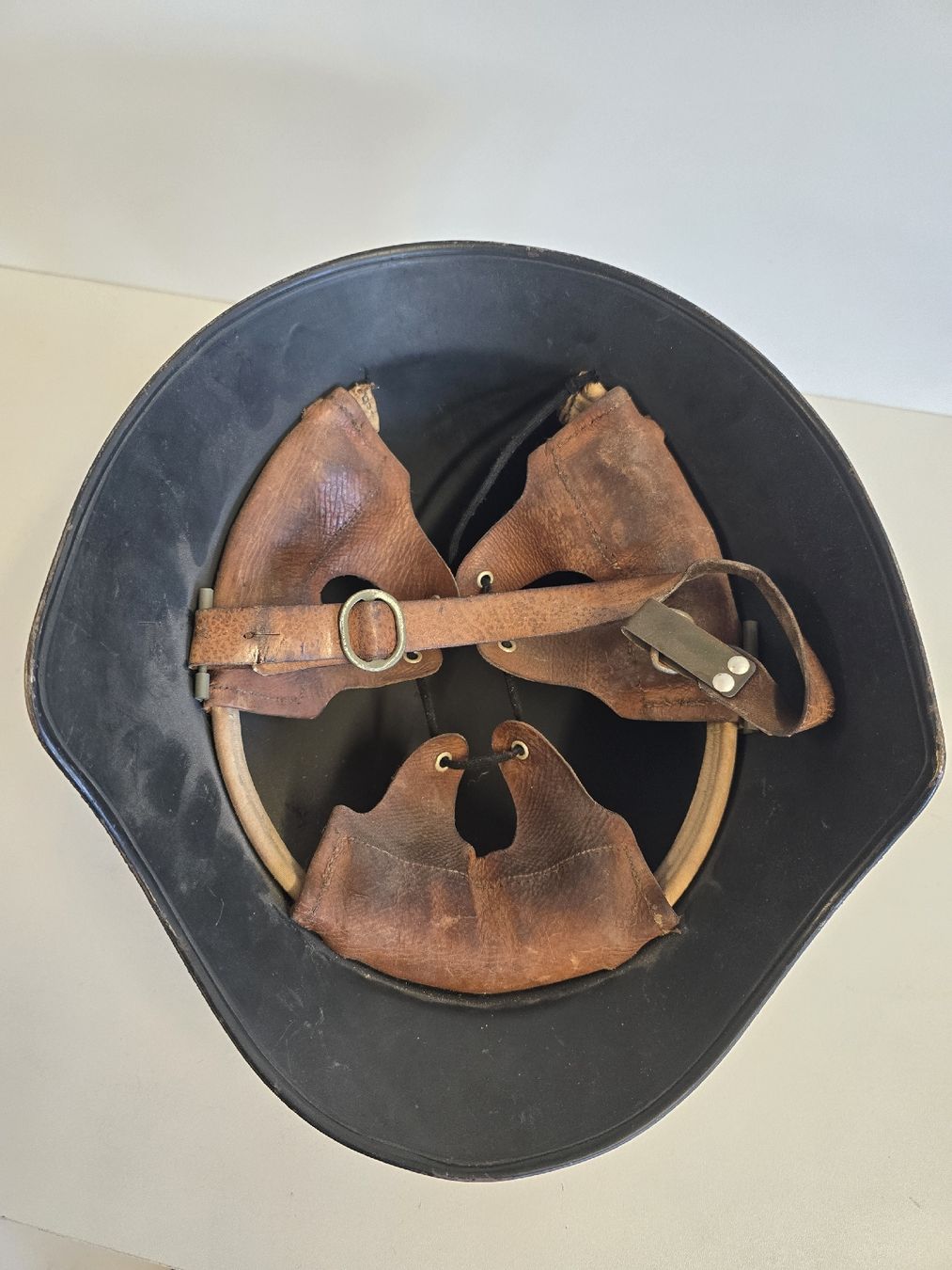 Uniformi & Effetti personali: Alter Militäerhelm, Sammlerstück – Usato da Tuggen venduto da Zweitechanceboutique 4