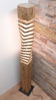Altholz-Stehlampe Twistwood aus einem schönen Altholzbalken