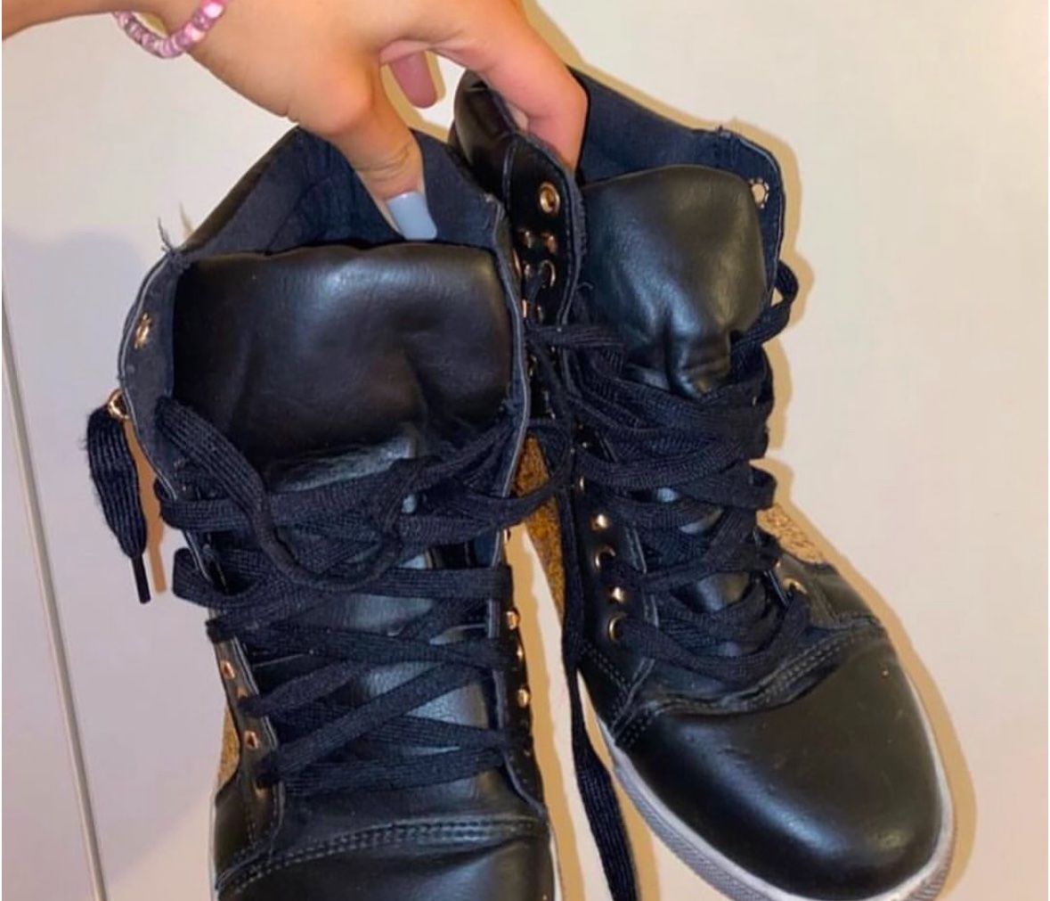 Scarpe da donna: Baskets noires à paillettes dorées cloutées T. 40 – Usato da Montreux venduto da m.mlkstn 1