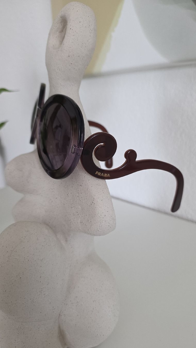 Prada Occhiali & Lenti: Iconique paire de lunettes PRADA – Usato da Cheyres venduto da Karine-Schweiz