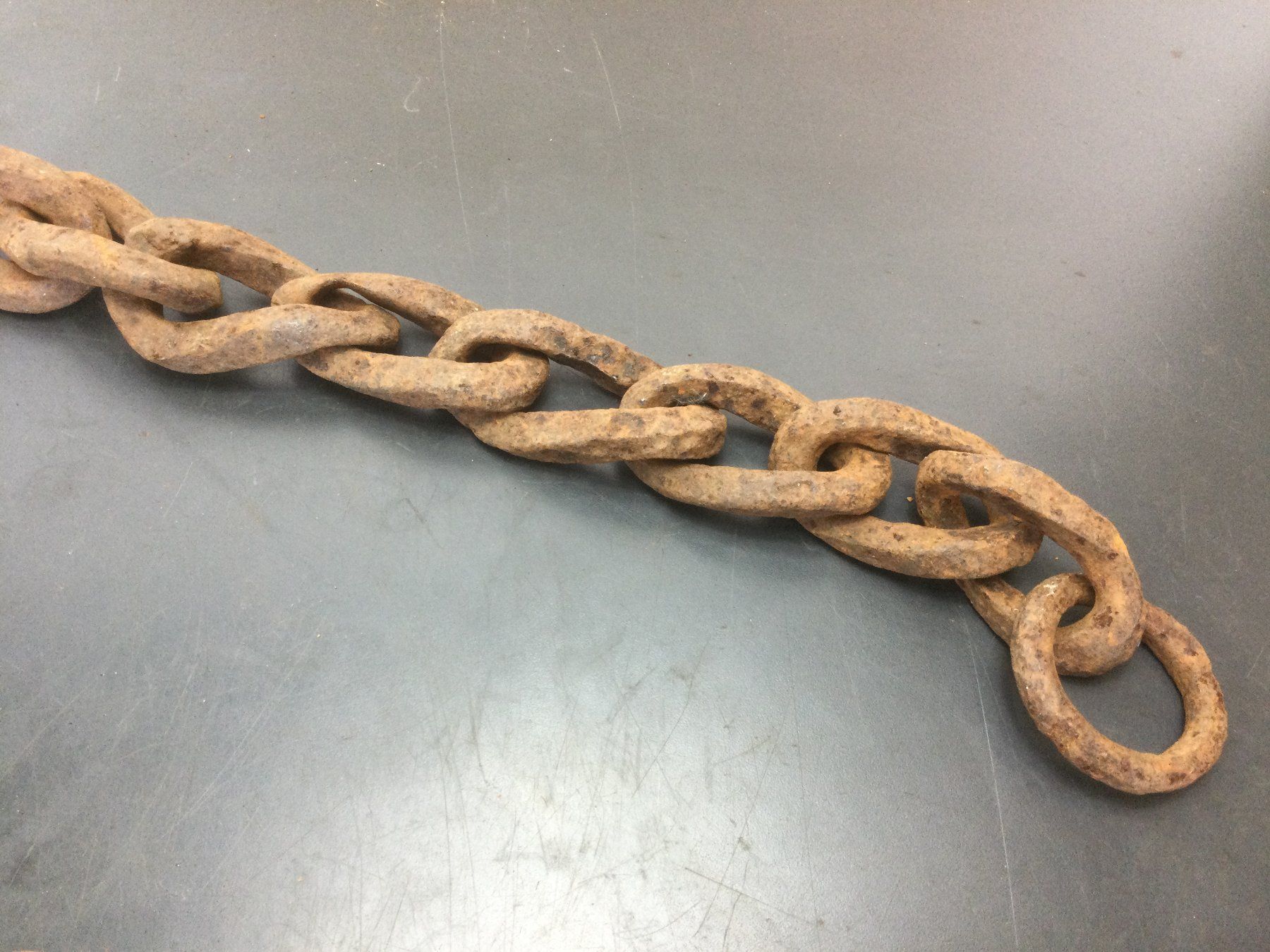 Attrezzi da lavoro: Antiker geschmiedeter Radschuh mit Kette rostig – Usato da Wangen SZ venduto da kuriosum12 4