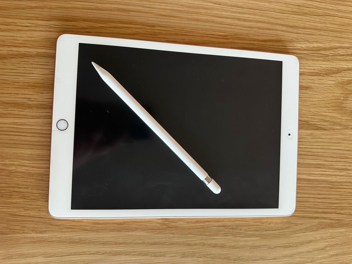 Apple Tablet PC: iPad 8 Gen avec stylo connecté – Gebraucht aus Bulle von cem_v6qz 1