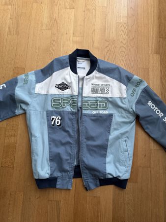 Bershka Herren Racing Jacke, Grösse M, Oversized