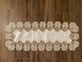 Tischdeckchen creme mit Rosen-Stickerei 29 x 76 cm