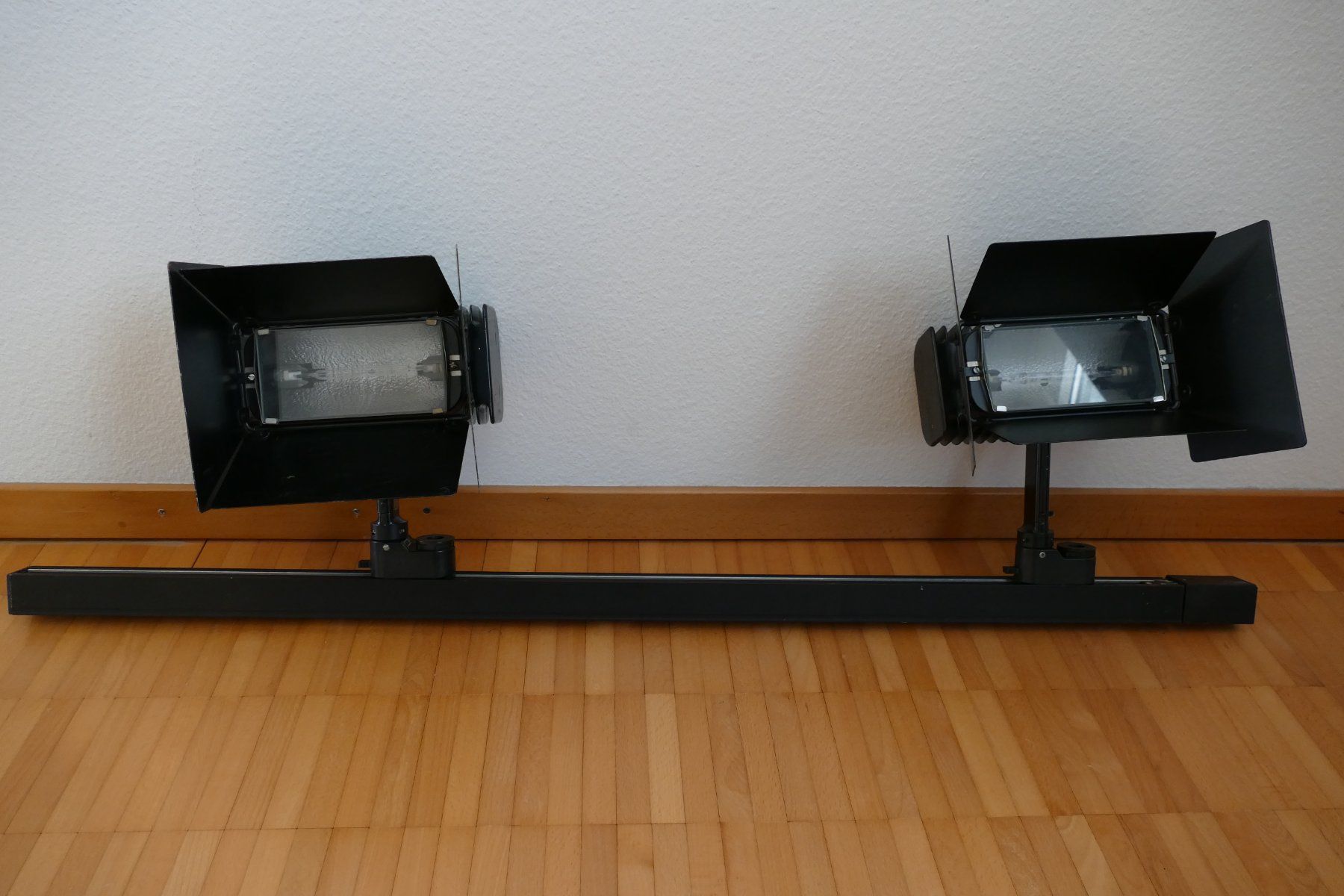 Lampadari & plafoniere: Erco-Stromschiene mit 2 Studio-Strahlern – Usato da Urdorf venduto da Toedi8902