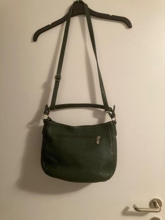 neuwertige Schultertasche tannengrün