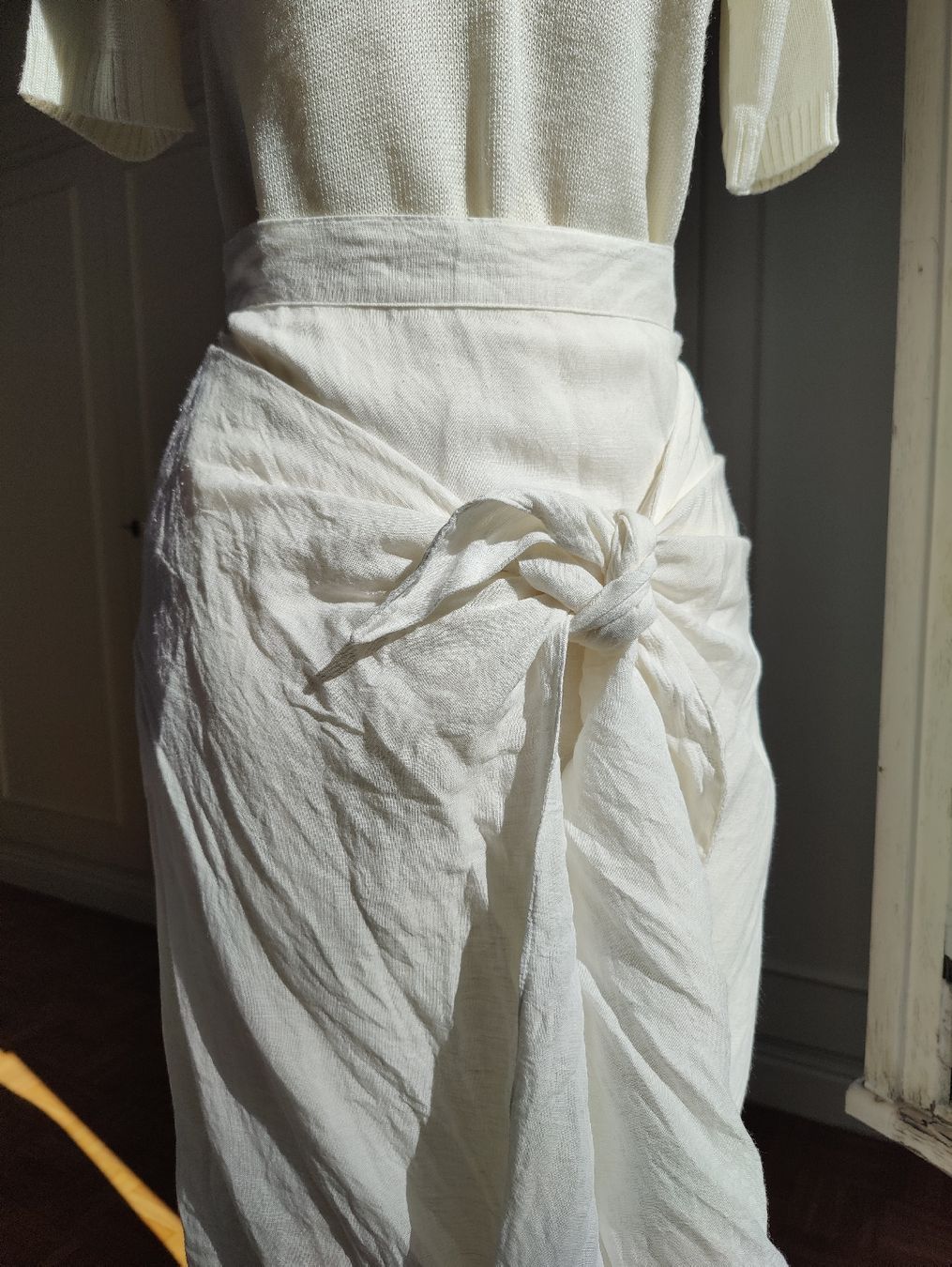Gonne: White Linen Wrap Summer Maxi Skirt, Asymmetrical – Usato da La Tour-de-Peilz venduto da dAutrefois 5